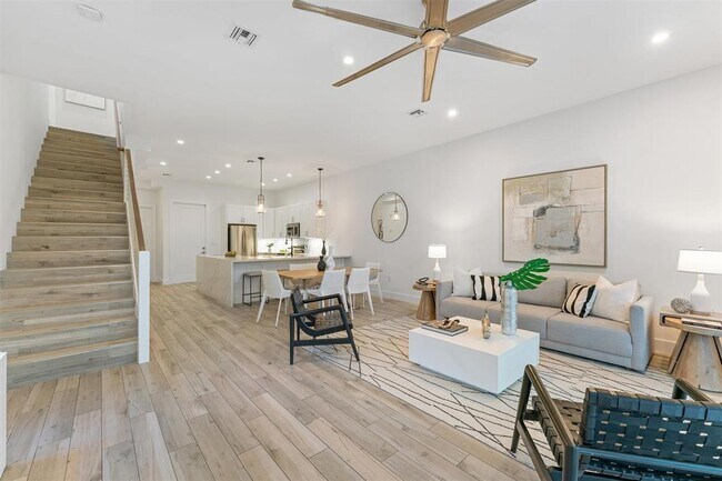 Photo - 1121 SW 2nd Ct