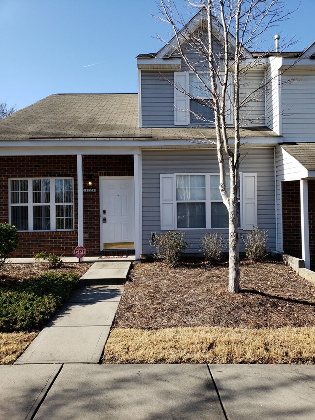 Lovely 3 bedroom, 2.5 bath Townhome locate... - Lovely 3 bedroom, 2.5 bath Townhome locate...