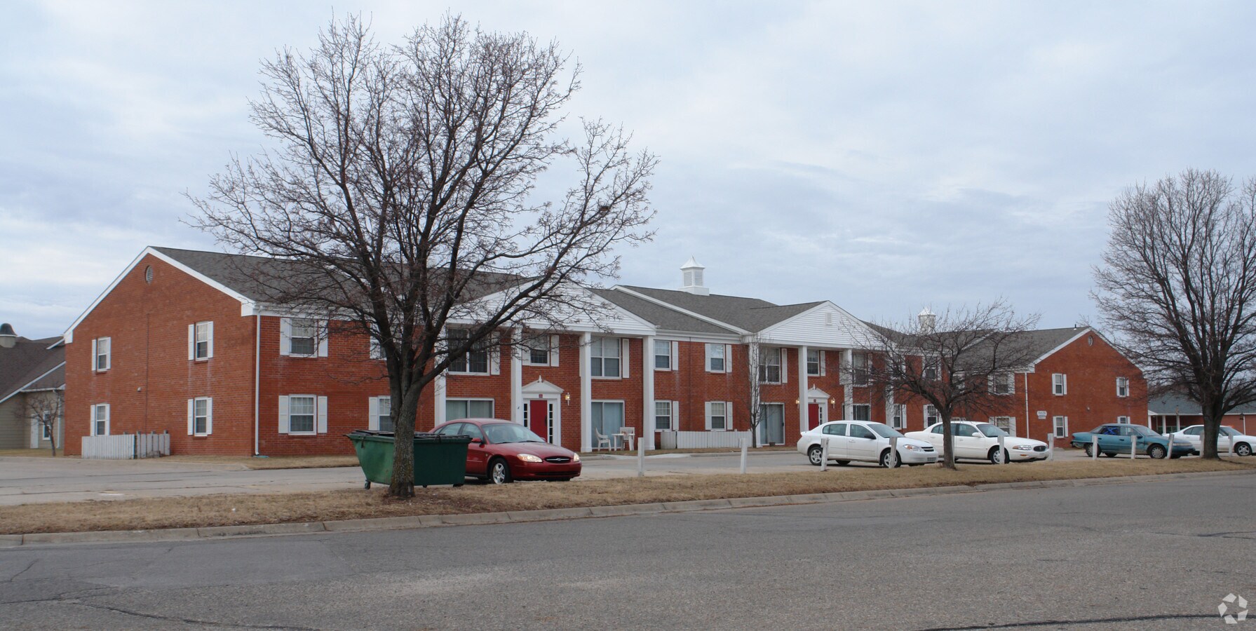 Country Club Apartments - Country Club Apartments