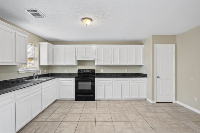 ¡Espacio en el mostrador y espacio para una isla! - 605 Center St Unidad B