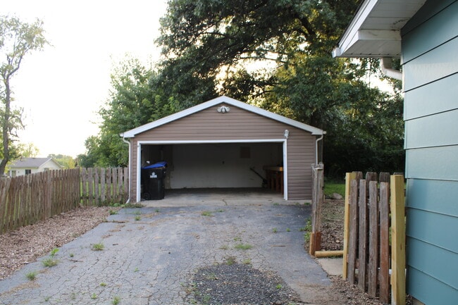 2807 Benjamin Dr