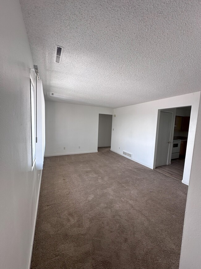 Building Photo - 1627 W Maple St Unit K