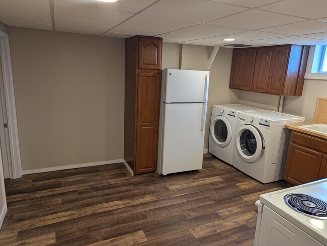 Cocina, lavandería privada. - 906 Bethel St Unidad 2 BR Garden Level Suite