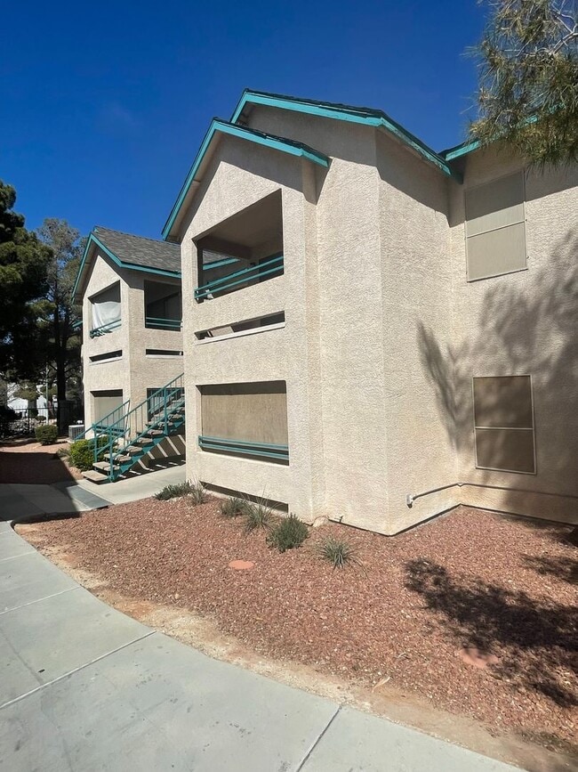 Building Photo - Captivating and Impeccable 3 Bedroom, 2 Bathroom in gated community