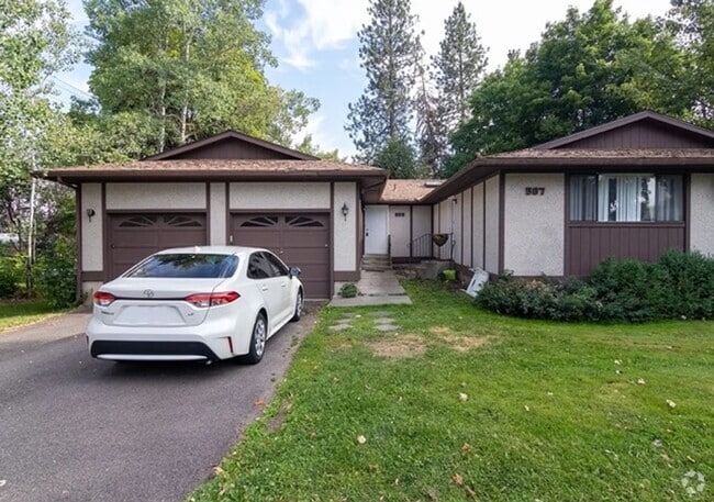 Building Photo - 4 Bed, 2 Bath Duplex Next to EWU! Rental