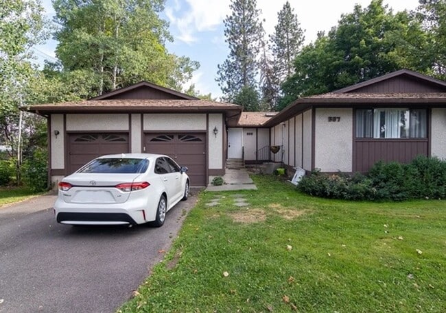 4 Bed, 2 Bath Duplex Next to EWU! - 4 Bed, 2 Bath Duplex Next to EWU! House