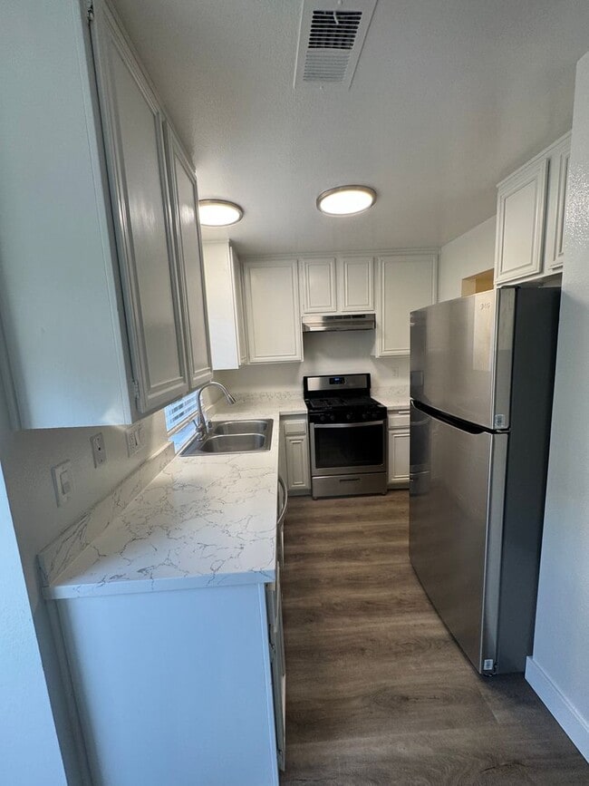 Building Photo - Coming Soon! Beautiful 2 bed 2.5 Bath, New... Rental
