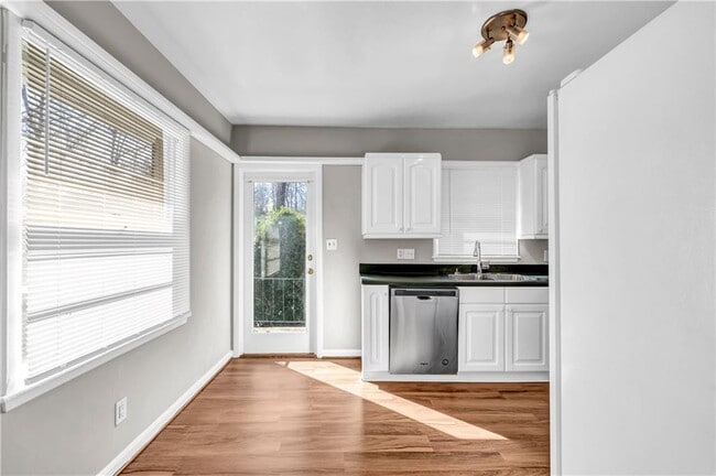 Photo - 1870 Windemere Dr NE