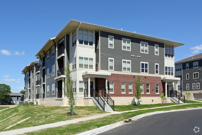 Building Photo - Maple Grove Commons Rental