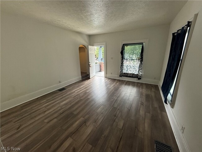 Photo - 895 Beardsley St