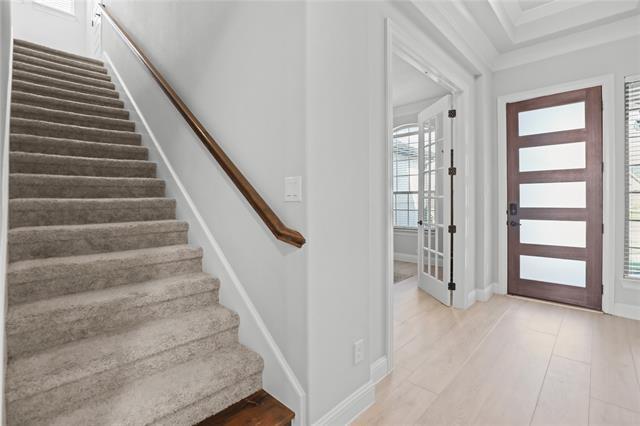 Photo - 890 Stanley St