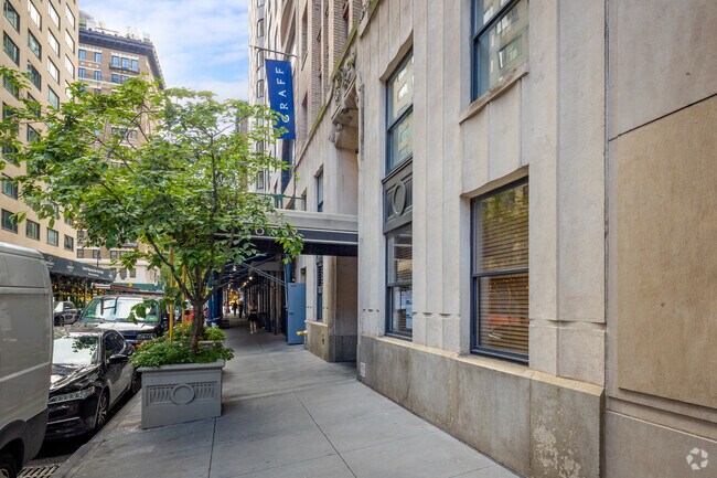 Photo - 40 E 61st St
