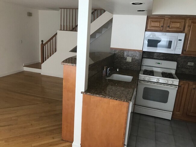 Photo - 320 W Inverrary Ln