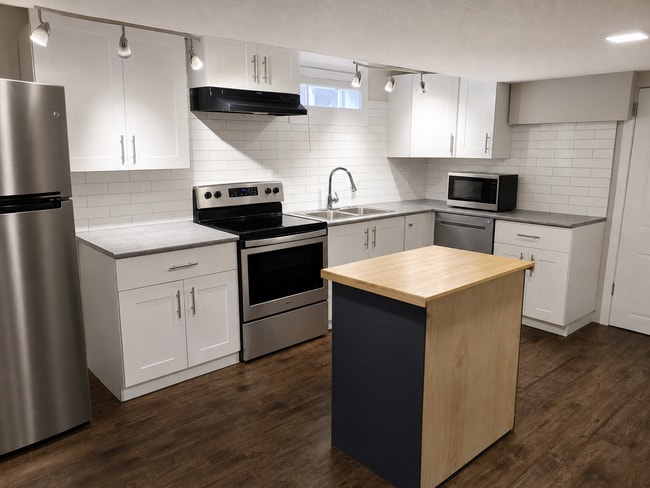 Photo - 3139 74 St NW