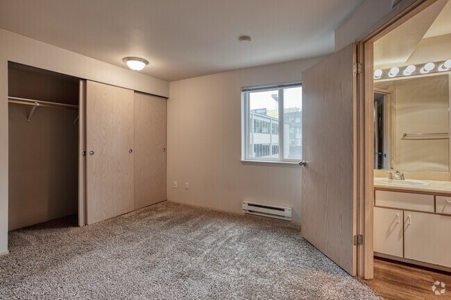 2BR, 2BA - 932SF