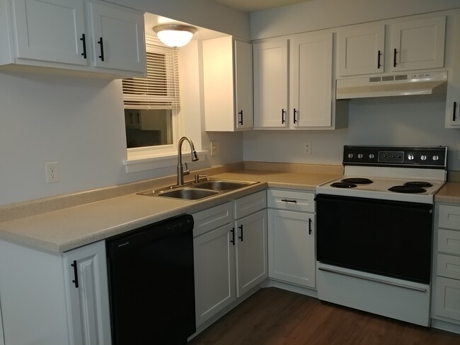Kitchen with south facing windows and garden views - 92 Logan Ave W