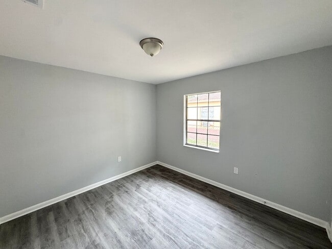 Photo - **Beautifully Updated (2BR/1BA) Lakeland Duplex**