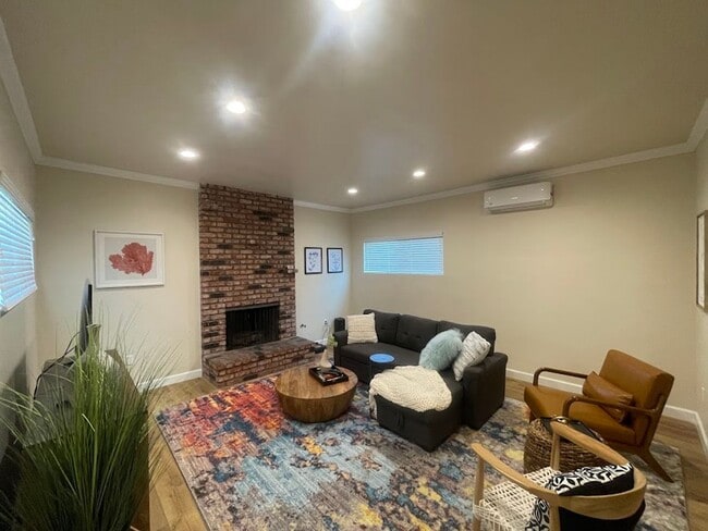 Building Photo - 1813 W Arbutus St Unit ADU