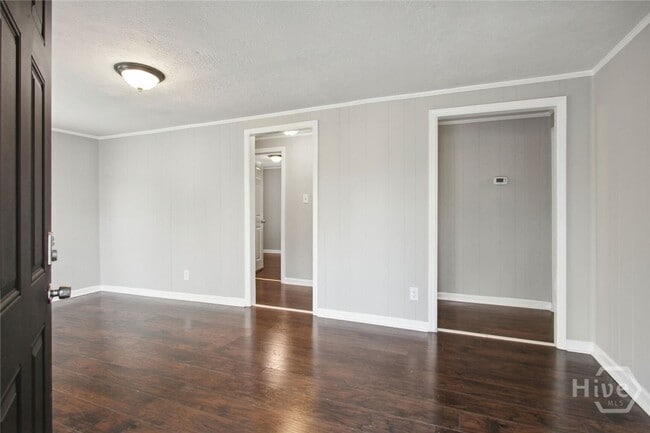 Building Photo - 1001 Treat