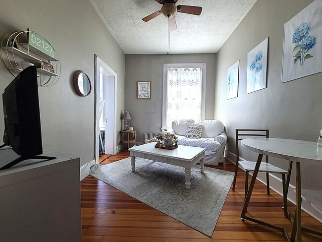 Building Photo - 554 E 4th St Unit 3