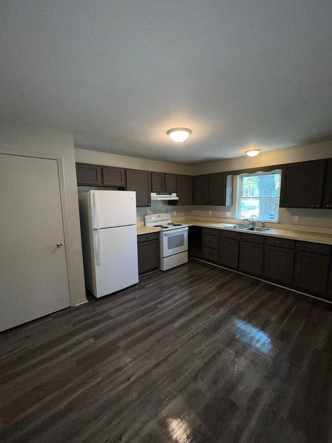 Photo - 658 Brower St