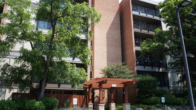 Building Photo - 5950 Oakwood Dr Unit Apt 5C