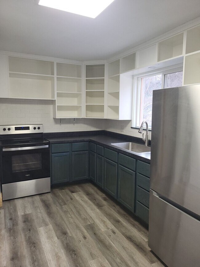 Building Photo - 244 Westwood Rd Unit 244 1/2