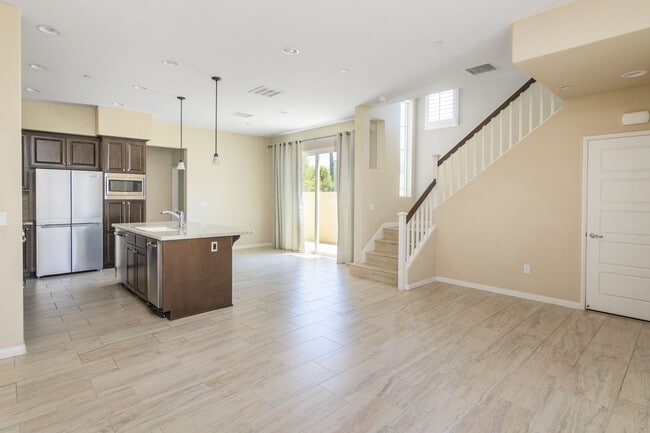 Building Photo - Updated 4-Bedroom Townhouse in Prime Porte...