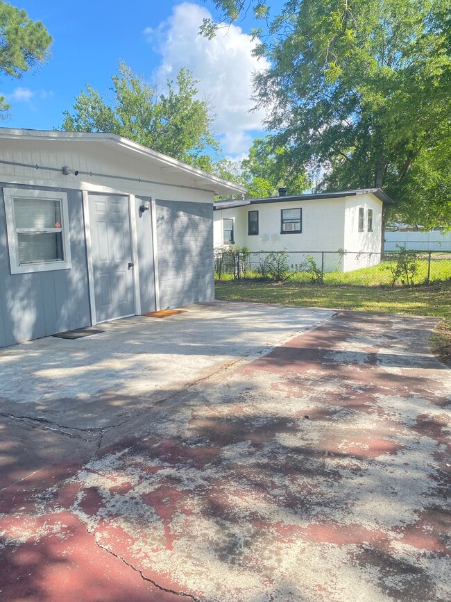 Photo - 2553 Martha St