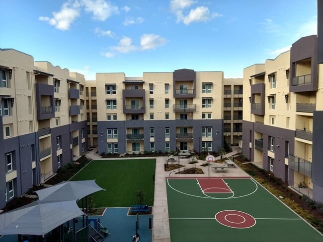 Photo - 200 E 10th St