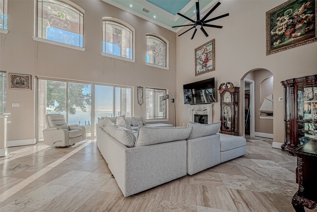 Photo - 2011 Crescent Dr