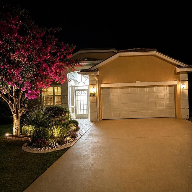 Building Photo - 822 NW Sorrento Ln