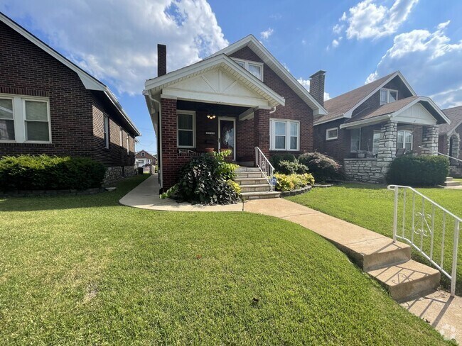 Building Photo - 1.5 story 2 bedroom and 2 bath bungalow Rental