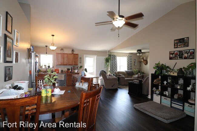 Photo - 4 br, 2 bath House - 701 W 6th St