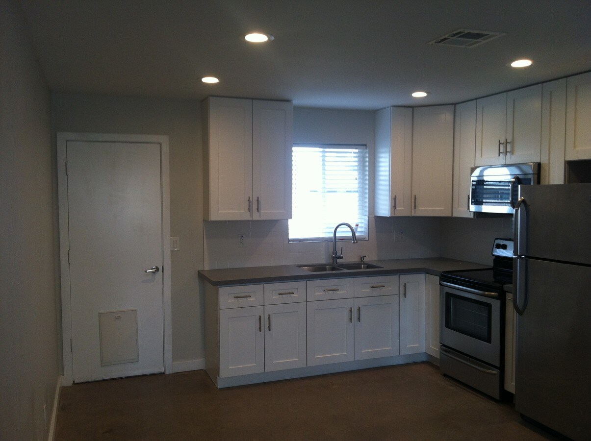 Stainless steel appliance, custom cabinets, - 4135 N 27th St Apartments
