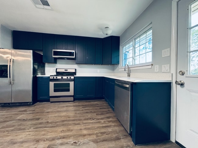 Photo - 2325 Lakehurst Dr