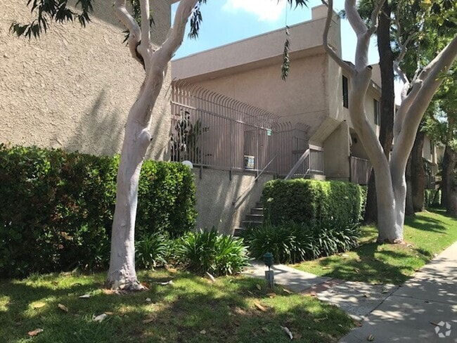 Building Photo - SHERMAN OAKS!!!: FANTASTIC 2 BEDROOM + 1 1... Rental