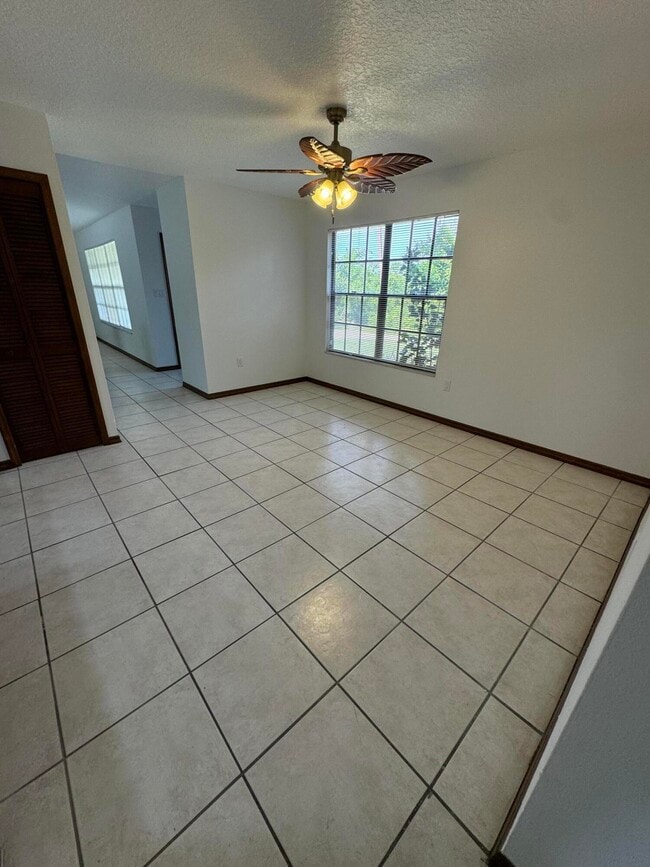 Photo - 5585 Barna Ave