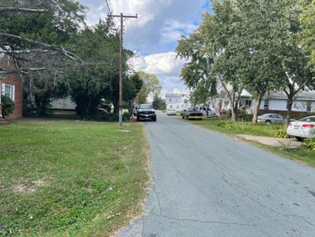 Photo - 3 Bed 1 Bath House with Huge Yard!