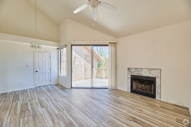 Building Photo - 2 Bed / 2 Bath Condo with Garage in Centra...