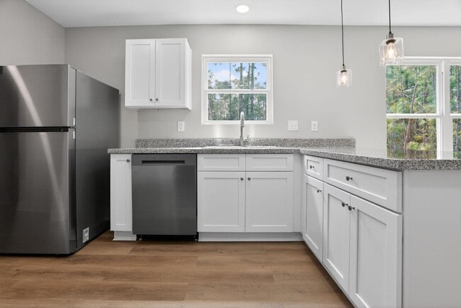 Photo - 7057 Smith St