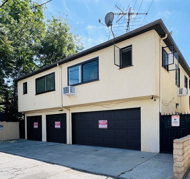 ¡Tu propio garaje privado! - 4550 Vista del Monte Ave Unidad 4550 1/2 Vista Del Monte ( 2)