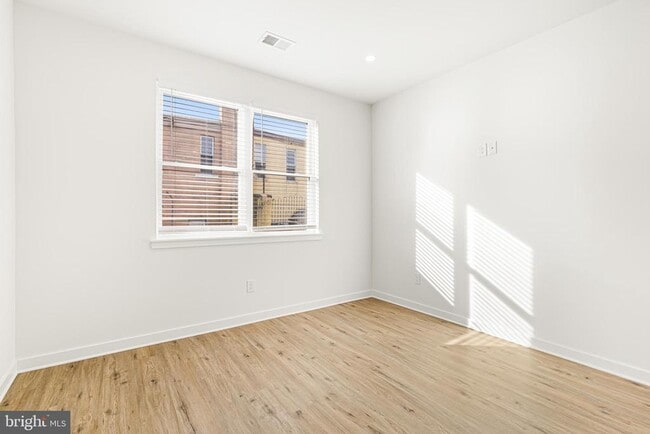 Photo - 2350 Moore St