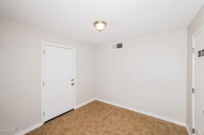 Photo - 5611 N 32nd Dr