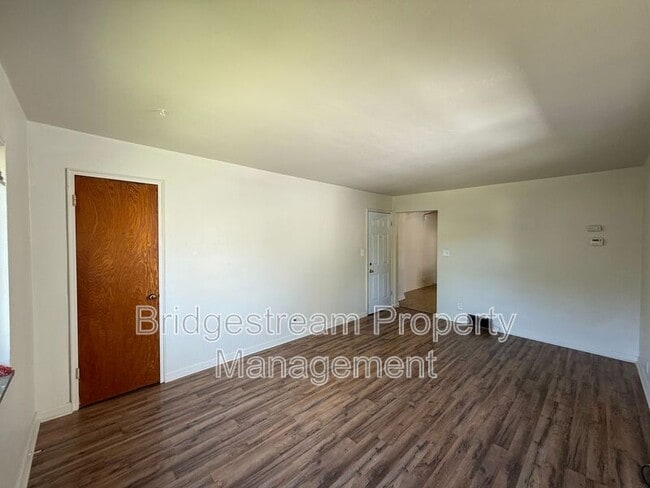 Photo - 68 Knecht Dr