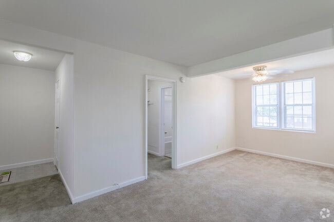 Studio, 1 BA - 520 SF - Kaywood Gardens Apartments