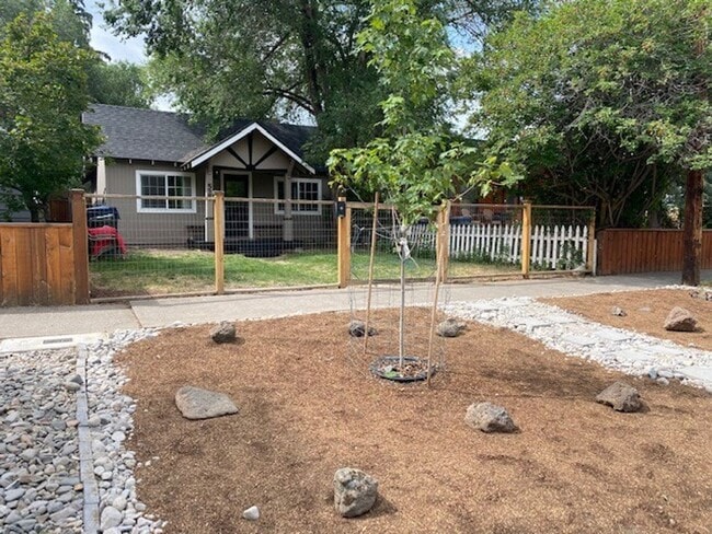 Building Photo - West Side cottage just blocks from downtow... Rental