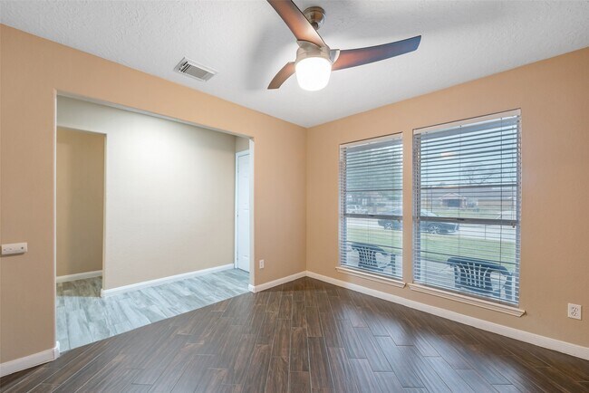 Photo - 123 Ballantrae Ln