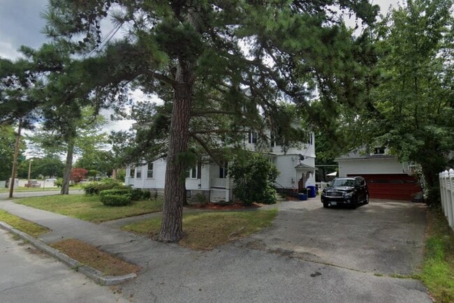 Photo - 2060 Elm St