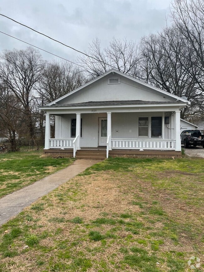 Building Photo - 2 Bedrom 1 Bath with Bonus Room House Pre-...